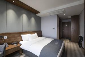 Postel nebo postele na pokoji v ubytování Western Grace Hotel Incheon