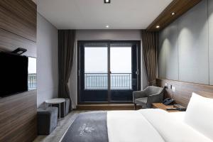 Giường trong phòng chung tại Western Grace Hotel Incheon