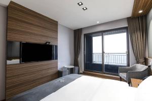 TV a/nebo společenská místnost v ubytování Western Grace Hotel Incheon