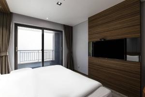 TV a/nebo společenská místnost v ubytování Western Grace Hotel Incheon