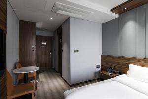 Postel nebo postele na pokoji v ubytování Western Grace Hotel Incheon
