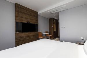 TV a/nebo společenská místnost v ubytování Western Grace Hotel Incheon