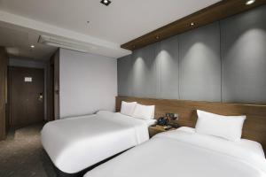 Postel nebo postele na pokoji v ubytování Western Grace Hotel Incheon