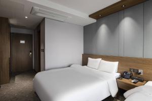 Postel nebo postele na pokoji v ubytování Western Grace Hotel Incheon