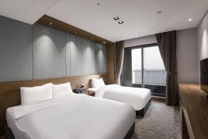 Postel nebo postele na pokoji v ubytování Western Grace Hotel Incheon + 37 fotografií