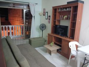 a living room with a couch and a tv at La terraza casa de verano in Melgar