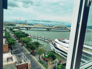 widok na rzekę z mostem i miasto w obiekcie Merry Hotel w mieście Da Nang