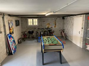 Maison d'exception ~ Vue Mer ~ 100m de la plage في كاماريت-سور-مير: غرفة مع طاولة شطرنج في غرفة مع دراجات