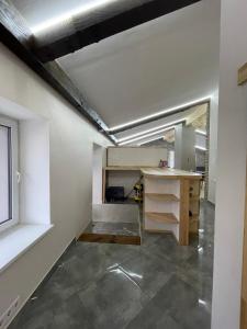 ein leeres Zimmer mit einem Schreibtisch und einem Fenster in der Unterkunft Lauku rezidence in Cēsis