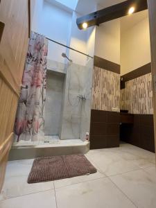ein Bad mit Dusche und Duschvorhang in der Unterkunft Lauku rezidence in Cēsis