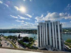 マイアミビーチにあるSeaStays Apartmentsの大きな建物と川の景色