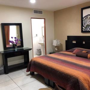 - une chambre avec un lit et une table avec un miroir dans l'établissement Amplio departamento en Marina, à Mazatlán