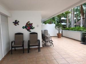- un ensemble de chaises assises sur une terrasse couverte dans l'établissement Amplio departamento en Marina, à Mazatlán