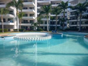 une piscine vide en face d'un immeuble dans l'établissement Amplio departamento en Marina, à Mazatlán