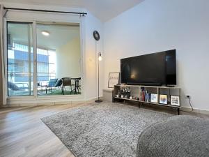 TV a/nebo společenská místnost v ubytování Cityz, grand T1 avec varangue à La Providence