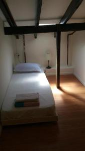 una camera con un letto in una stanza con una lampada di Superior Motel l a Haifa