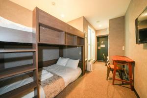 Divstāvu gulta vai divstāvu gultas numurā naktsmītnē Residence Hotel Stripe Sapporo