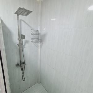 y baño con ducha y canasta de baloncesto. en Aanirustayinn en Hoarafushi