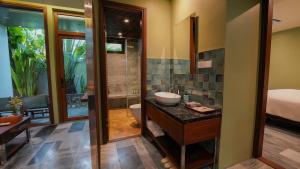 Ванна кімната в CHiEM HoiAn - The Beachside Boutique Hotel & Villa