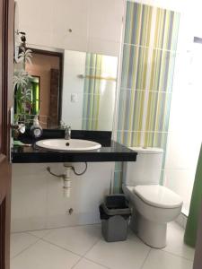 bagno con lavandino e servizi igienici di Casa Dpto en Rio selva Resort a Santa Cruz de la Sierra