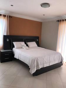 una camera da letto con un grande letto con lenzuola bianche di Casa Dpto en Rio selva Resort a Santa Cruz de la Sierra