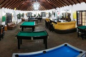 una sala con tavoli da ping pong e un bar di Casa Dpto en Rio selva Resort a Santa Cruz de la Sierra