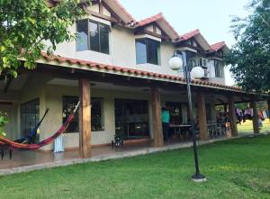 un edificio con amaca di fronte di Casa Dpto en Rio selva Resort a Santa Cruz de la Sierra