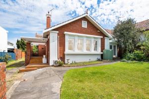 uma casa de tijolos com um relvado em frente em Waterfront Bliss Family Retreat em Geelong
