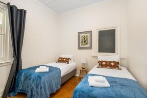 Katil atau katil-katil dalam bilik di Waterfront Bliss Family Retreat