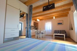 1 dormitorio con 1 cama y sala de estar en Apartments Insula Insule - rustic & peaceful, en Skrbčići