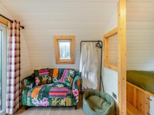 een kleine slaapkamer met een bed en een raam bij Barn Owl - Uk45517 in Humberstone