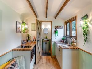 eine Küche mit einer Spüle und einer Arbeitsplatte in der Unterkunft Cherry Tree Lodge- Uk45518 in Humberstone