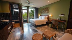 Ліжко або ліжка в номері CHiEM HoiAn - The Beachside Boutique Hotel & Villa