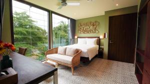 Ліжко або ліжка в номері CHiEM HoiAn - The Beachside Boutique Hotel & Villa