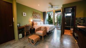 Ліжко або ліжка в номері CHiEM HoiAn - The Beachside Boutique Hotel & Villa