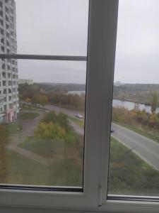 een raam met uitzicht op een straat en een weg bij 2-х квартира Огнівка in Poltava
