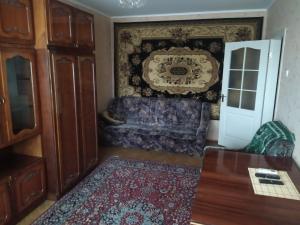 een woonkamer met een bank en een tapijt bij 2-х квартира Огнівка in Poltava