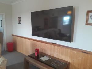 TV a/nebo společenská místnost v ubytování True Blue Five - The Residence