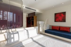 Uma área de estar em Wink Icon Hotel Danang Riverside - Luxury Suites - 24hrs Stay & Rooftop Pool Bar