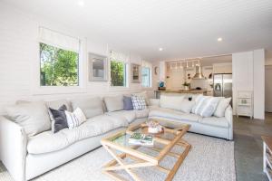 uma sala de estar com um sofá branco e uma mesa em Lady Ellesmere in Blairgowrie em Blairgowrie