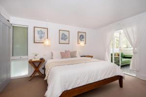 um quarto branco com uma cama e uma janela em Lady Ellesmere in Blairgowrie em Blairgowrie