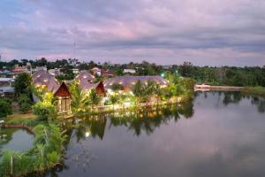 eine Luftansicht eines Hauses neben einem Fluss in der Unterkunft Emo Coffee Home - Venuestay in Dak Lak