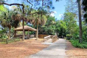 um parque com um gazebo e bancos e árvores em Deerfield Beach Boca Raton with pool 1 mile from the beach em Deerfield Beach