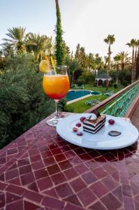 une boisson et une assiette de nourriture sur une table dans l'établissement Villa Des 3 Golfs, à Marrakech