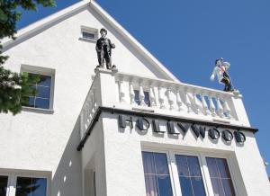 ミエンジズドロイェにあるHollywood Studio Apartments Międzyzdrojeの二重の像