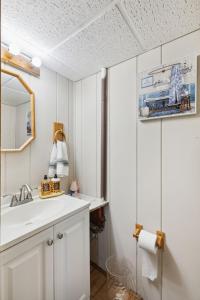 a bathroom with a sink and a mirror at Charming Glenolden Townhouse in Glenolden