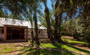 un bâtiment avec un garage et quelques arbres dans l'établissement Villa Des 3 Golfs, à Marrakech