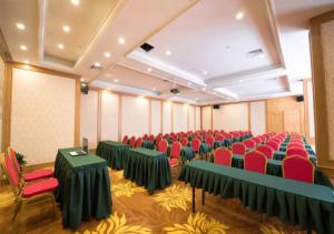 a conference room with green tables and red chairs at Vienna International Hotel - Shanghai Jiaotong University Humin Road in Shanghai