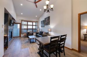 comedor y sala de estar con mesa y sillas en Zephyr Mountain Lodge - Premium Rated Condo 1701, en Winter Park