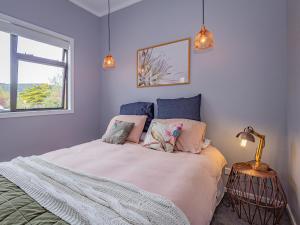 a bedroom with a bed and a window at Our Happy Place - Kinloch Holiday Home in Kinloch